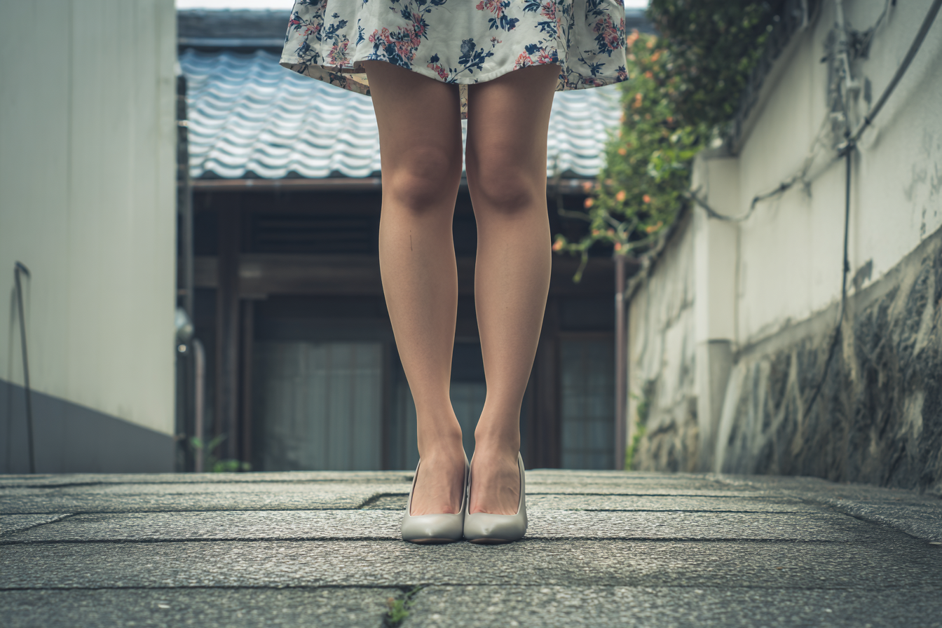 脚の太さに悩む女性のイメージ